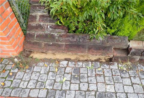 Die beschädigte Mauer an der Straße Auf der Worth.