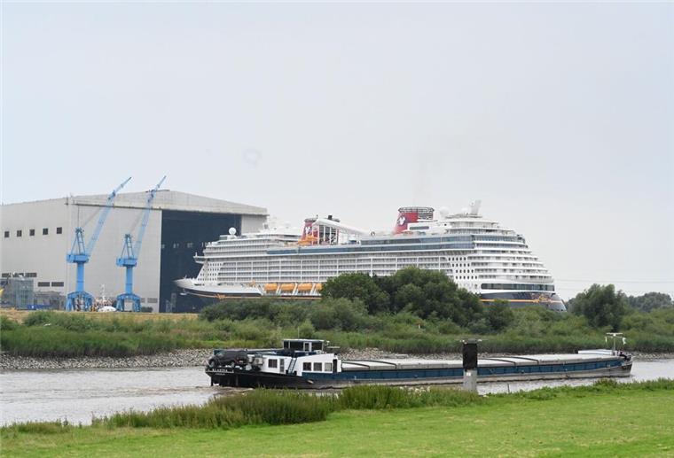 Die Beschäftigten der Meyer Werft warten auf die Nachricht, dass das Unternehmen gerettet wird. 