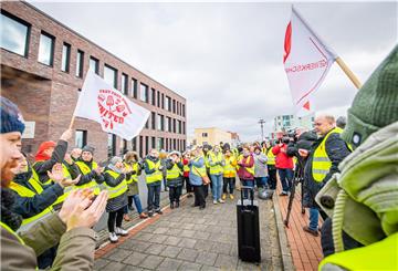 Die Beschäftigten der Nordsee-Hauptverwaltung machten Druck: Mit einem halbtägigen Warnstreik im Februar (Foto) wollten sie die Aufnahme von Tarifverhandlungen erzwingen. Dazu aufgerufen hatte die Gewerkschaft Nahrung-Genuss-Gaststätten (NGG).