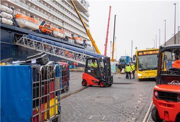 Gabelstapler  vor einem Kreuzfahrtschiff