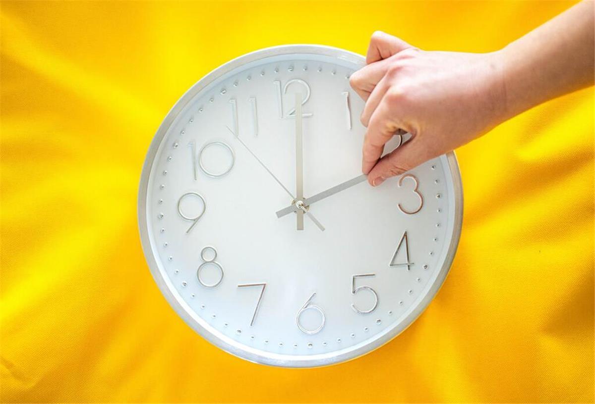 Beste Zeit für Prüfungen: Diese Uhrzeit entscheidet über den Erfolg Ein Uhr wird umgestellt. Die mitteleuropäische Sommerzeit beginnt am letzten Sonntag im März. In der Nacht von Samstag auf Sonntag werden die Uhren um 2 Uhr um eine Stunde auf 3 Uhr vorgestellt.