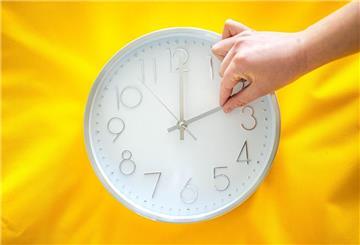 Ein Uhr wird umgestellt. Die mitteleuropäische Sommerzeit beginnt am letzten Sonntag im März. In der Nacht von Samstag auf Sonntag werden die Uhren um 2 Uhr um eine Stunde auf 3 Uhr vorgestellt.