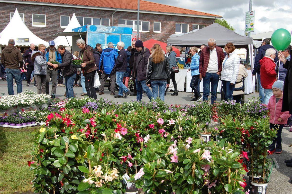 Die Besucher bummeln über das Veranstaltungsgelände beim Hagener Staudenmarkt.