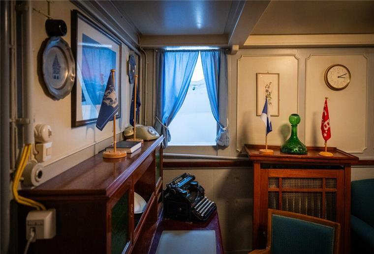 So sehen die beeindruckendsten Schiffe der Maritimen Tage unter Deck aus Die Besucher der Maritimen Tage dürfen sogar das Kapitänszimmer auf der „Schulschiff Deutschland“ besuchen.