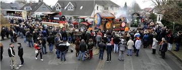 Die Besucher des Karnevalumzugs bereiten sich gut vor. Einige stehen hier bereits seit zwölf Uhr – also zwei Stunden vor Zugbeginn. Viele bringen ihre eigene Verpflegung mit und das in liebevoller und teils beträchtlicher Ausführung. Sie wissen: Wer an Karneval durchhalten will, muss sich gut vorbereiten, schließlich geht die Feier von 14 Uhr bis mindestens 1 Uhr morgens.   Foto Scheschonka