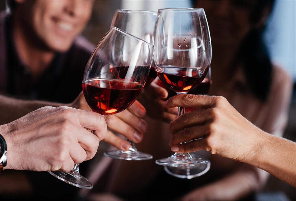 Bremerhavener Weinfest in der Innenstadt Symbolbild: Anstoßen mit Rotwein