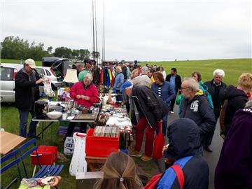 Die Besucher durften sich über Schnäppchen beim Hafenfest in Sandstedt  freuen. 