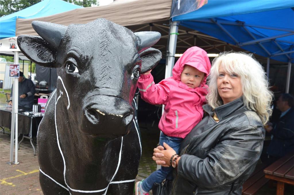 Die Besucher fühlen sich beim Bummel über BBQ an der Burg. Foto: Schoener