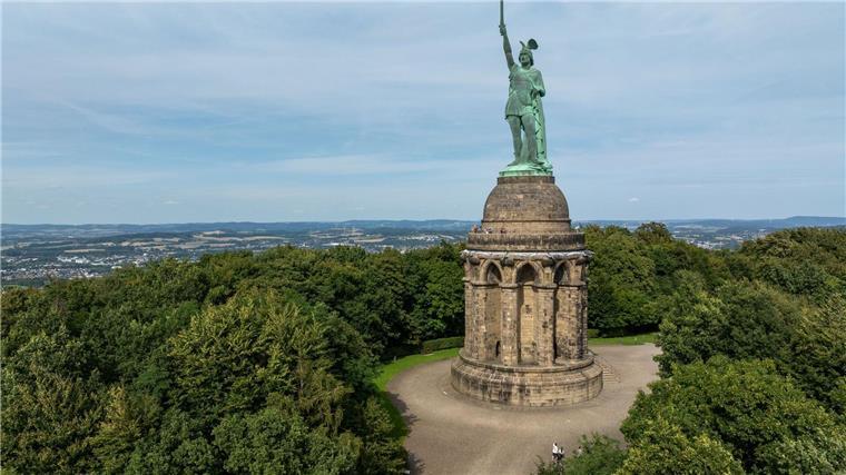 Die Besucher haben einen schönen Fernblick über die Höhen des Teutoburger Waldes. 