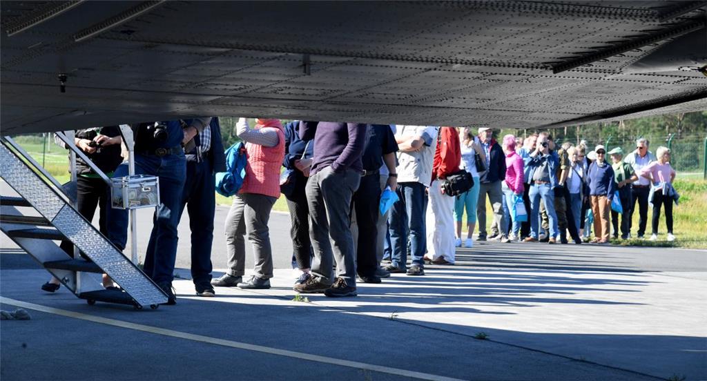Die Besucher standen Schlange, um die Rosinenbomber zu besichtigen. Foto: Schesc...
