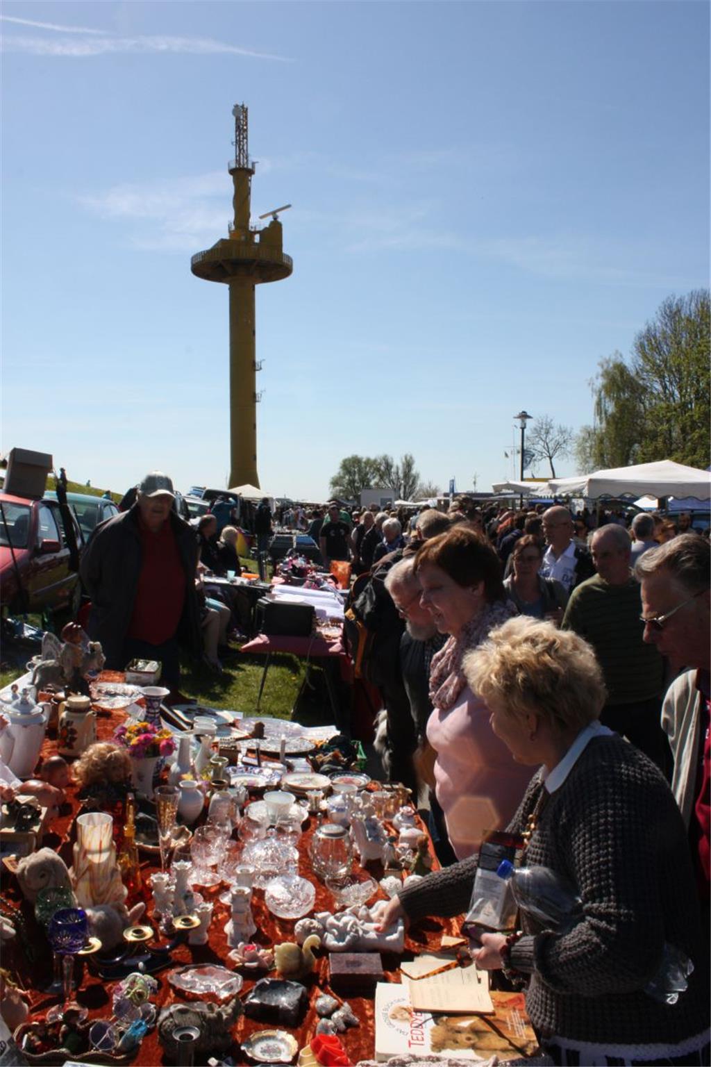 Die Besucher stöbern unterm Radarturm auf dem Trödelmarkt. Am Stand von Erika St...