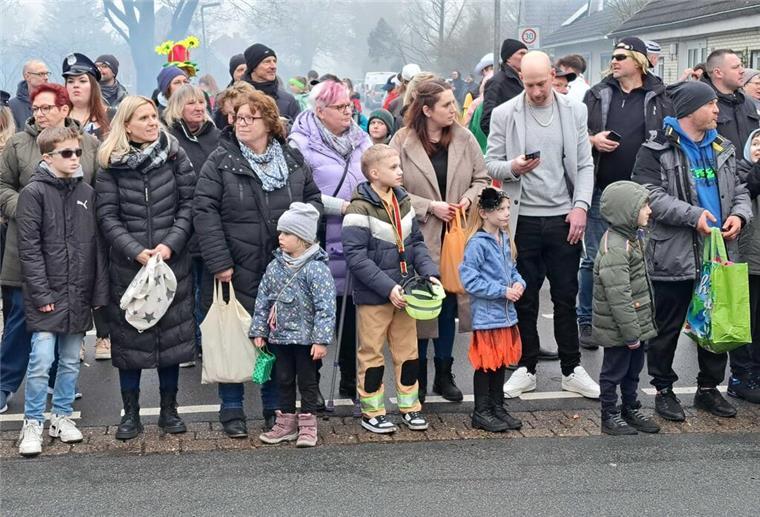 Die Besucher - vor allem die Kinder - lauern am Straßenrand auf Süßigkeiten.