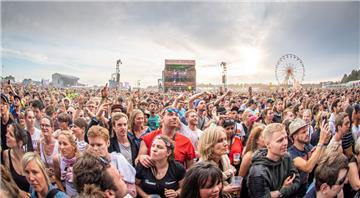 Die Besucher warten beim Deichbrand auf den Auftritt von &quot;SamTV Unplugged&q...