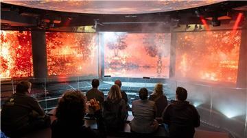Die Besucherinnen und Besucher des neuen Ausstellungsbereichs sitzen auf einer beweglichen Hubplattform. (Archivbild)