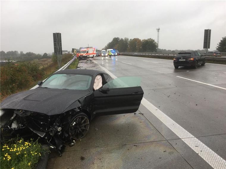 Die beteiligten Pkw an der Unfallstelle. Die Vollsperrung der A 1 wird vermutlich noch länger dauern.