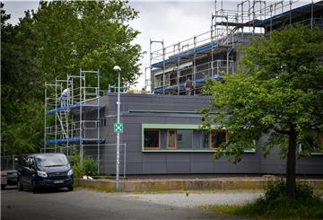 Die Betonfassade des Schulzentrums Geschwister Scholl muss saniert werden - die Baumaßnahmen belasten den Haushalt mit zwei Millionen Euro.