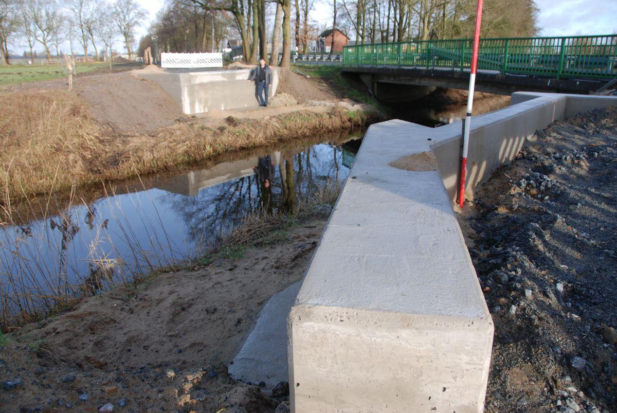 Die Betonfundamente für die Brücke über den Fickmühlener Randkanal sind bereits fertig. Jetzt fehlt „nur“ noch die Brücke. Ortsbürgermeister Claus Seebeck (CDU) freut sich, dass der Radweg an der K18 bald fertig ist.
