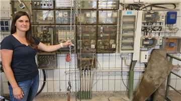 Frau steht in Einswarder Pumpenstation. Die Betriebsleiterin des städtischen Klärwerks, Milena Munderloh-Schulz, zeigt die veraltete Technik im Pumpwerk Einswarden, das sich an der Werftstraße befindet. Die Anlage soll jetzt umfassend saniert werden.