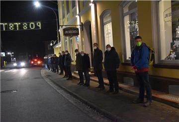 Die Beverstedter, die dem Aufruf von Thomas Kossmeier gefolgt waren, empfingen die Spaziergänger entlang der Poststraße.
