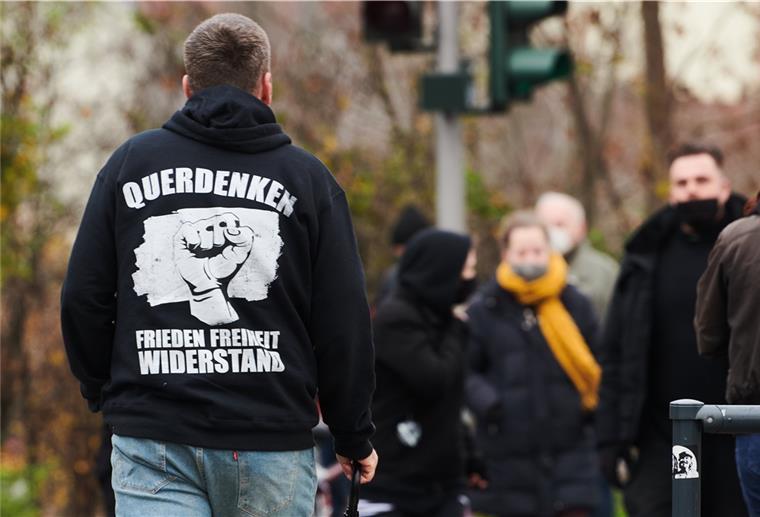 Bremen: „Querdenker“ stellen Eilantrag gegen Demo-Verbot Die Bewegung „Querdenken“ ficht das Demonstrationsverbot in Bremen an.