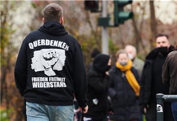 Die Bewegung „Querdenken“ ficht das Demonstrationsverbot in Bremen an.