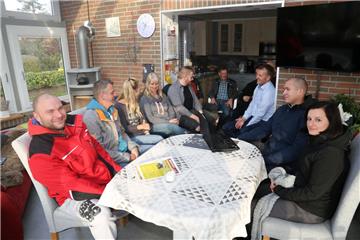 Die Bewohner des Ortsteils „Am Bahnhof“ in Frelsdorf fordern schnellere Internetzugänge. Karl-Heinz Funk (ganz hinten) schilderte die Probleme dem Ersten Gemeinderat Guido Dieckmann (3. von rechts).