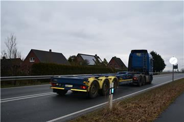 Die Bewohner dieser Häuser an der Sielstraße in Schwei werden durch den Verkehrslärm von der B 437 stark belastet. 