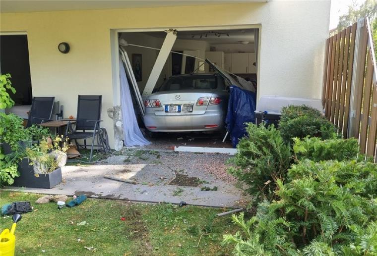 Ein Auto steht in einem Haus.