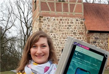 Die Bexhöveder Pastorin Lara Schilde zeigt die KonApp, die sie aktuell für den Konfirmandenunterricht nutzt.