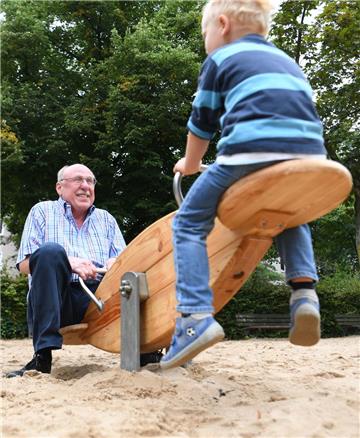 Die Beziehung von Großeltern und Enkeln ist eine besondere. Nicht nur auf dem Spielplatz. Die Kirchengemeinde Selsingen bot jetzt eine Großeltern-Enkel-Freizeit an. Dies ist bisher einmalig im Kirchenkreis Bremervörde-Zeven. 