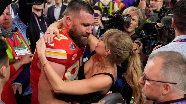 Die Beziehung zu Superstar Taylor Swift hat Travis Kelce weit über NFL-Kreise hinaus berühmt gemacht.