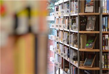 Die Bibliothek bietet weiterhin ihren kontaktlosen Abholservice an.