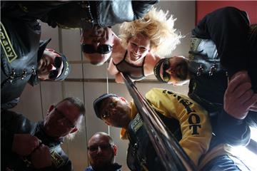 Die Biker vom MC Ozelot machen am Wochenende eine Party. Und die Bedienungen laufen dort "oben ohne" rum.