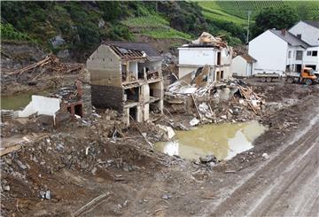 Die Bilder von Häusern, die wie hier in Mayschoß an der Ahr (Rheinland-Pfalz) durch die Hochwasserkatastrophe zerstört wurden, führt auch in der Seestadt zu Fragen über einen ausreichenden Versicherungsschutz.