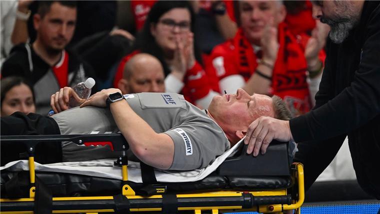 Schwindel: Handball-Schiri erneut auf Trage abtransportiert Die Bilder wiederholen sich: Schon Ende Februar konnte Schiedsrichter Jesper Madsen das Spiel nicht beenden