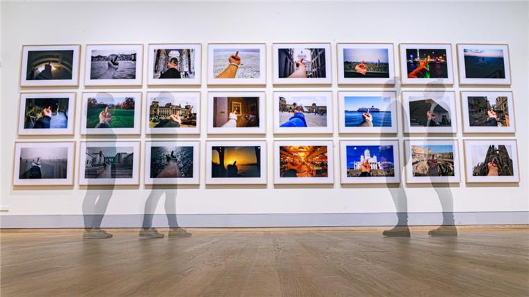 Die Bilderreihe "Study of Perspective" des Künstlers Ai Weiwei in der Ausstellung in der Kunsthalle Emden.