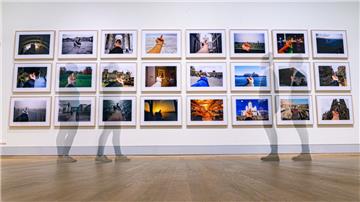 Die Bilderreihe "Study of Perspective" des Künstlers Ai Weiwei in der Ausstellung in der Kunsthalle Emden.