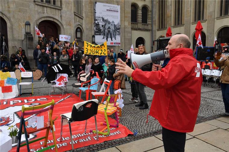 Die Bildungsgewerkschaft Erziehung und Wissenschaft (GEW) hatte zu der Aktion am Theodor-Heuss-Platz aufgerufen. 