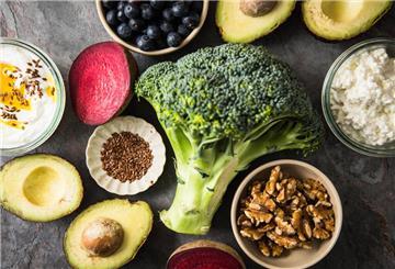 ILLUSTRATION - Eine ausgewogene Ernährung mit viel Obst und Gemüse unterstützt die Genesung. (zu dpa: «Grippe: Wie erkenne ich sie, wie werde ich wieder fit?») Foto: Christin Klose/dpa-tmn - Honorarfrei nur für Bezieher des dpa-Themendienstes +++ dpa-Themendienst +++