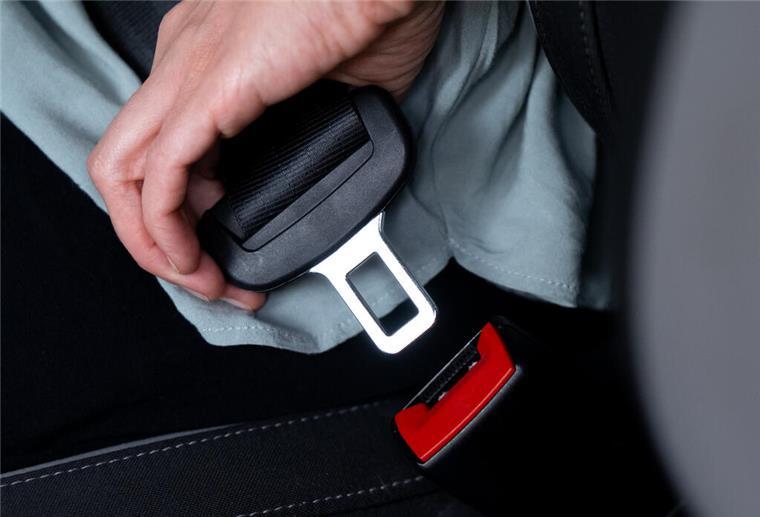 Neue Regeln für ukrainische Autos in Deutschland Eine Frau schnallt sich in einem Auto mit einem Sicherheitsgurt an.