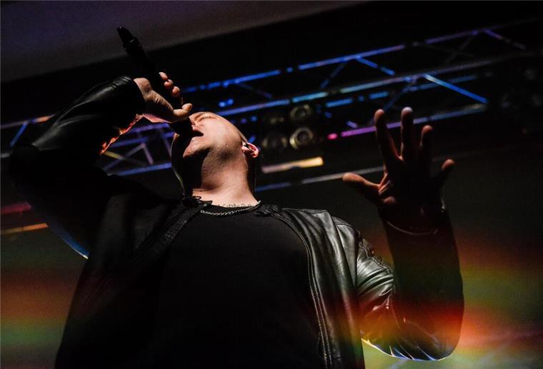 Goitzsche Front erobert auf Anhieb Spitze der Album-Charts Die Bitterfelder Band Goitzsche Front rund um Sänger Pascal Bock hat es erneut geschafft: Das aktuelle Album steht auf Platz 1 der Charts. (Archivbild)