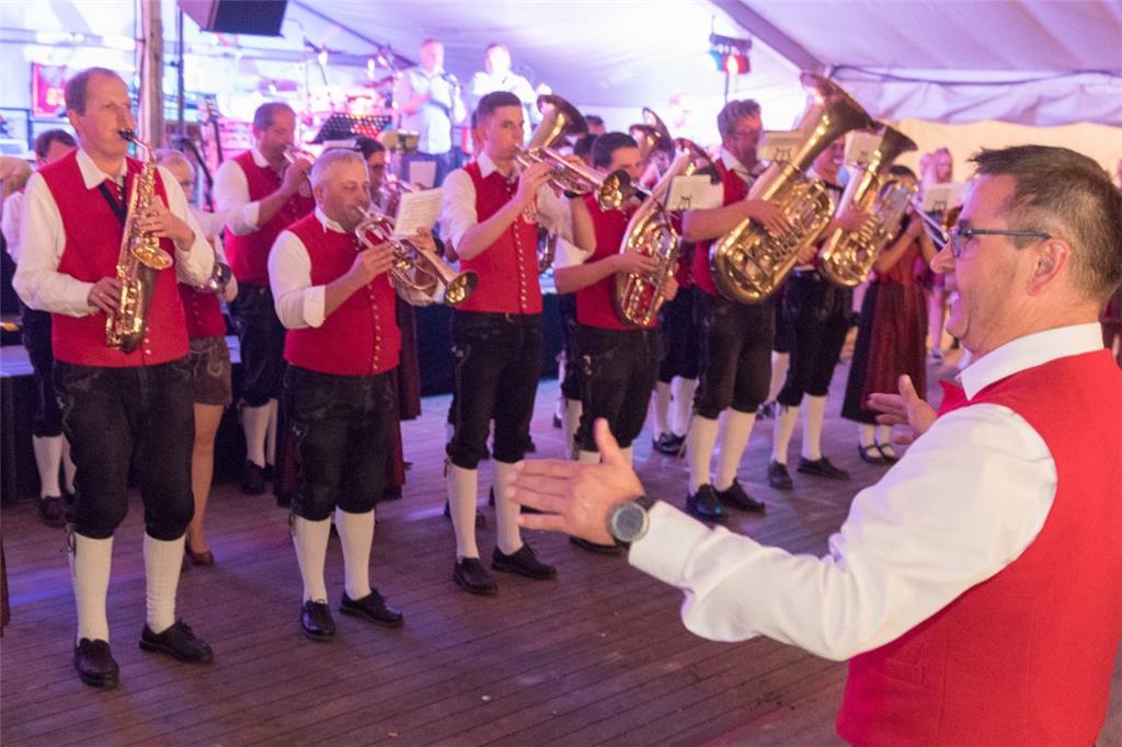 Die Blaskapelle spielt zünftig auf. Foto Adebahr