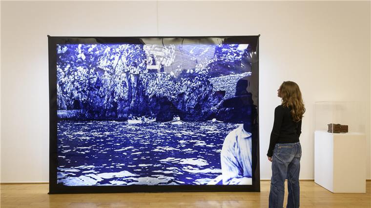 Die Blaue Grotte fasziniert Künstler seit ihrer Wiederentdeckung im 19. Jahrhundert. Der Zeitgenosse Wolfgang Hainke taucht sogar den Eingang zur Höhle auf Capri in blaues Licht, das eigentlich nur im Innern leuchtet.