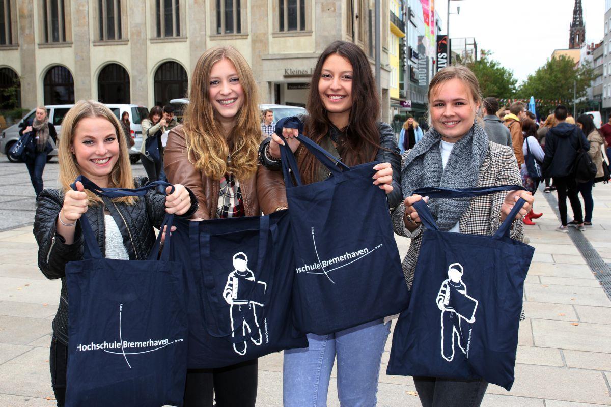 5 Tipps für ein gutes Studentenleben in Bremerhaven Die blauen Taschen mit wichtigen Sachen für den Studienstart haben Tradition: Die neuen Studenten bekommen sie beim Erstsemester-Empfang. Der ist am Dienstag.