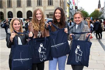 Die blauen Taschen mit wichtigen Sachen für den Studienstart haben Tradition: Die neuen Studenten bekommen sie beim Erstsemester-Empfang. Der ist am Dienstag.