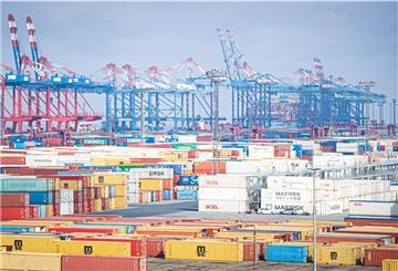 Die BLG-Aktionäre wollen wissen, wie es mit der Fusion weitergeht. Werden die deutschen Containerterminals von Eurogate und HHLA zusammengelegt? BLG-Chef Frank Dreeke konnte ihnen keine Antworten geben. Das Eurogate-Angebot liege vor, aber Hamburg melde sich nicht. Foto: Hartmann