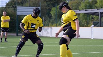 Die Blindenfußballer trainieren nicht nur das Dribbling und Zweikämpfe. Ein wichtiger Aspekt ist auch die Kommunikation auf dem Platz und mit den sehenden Guides.