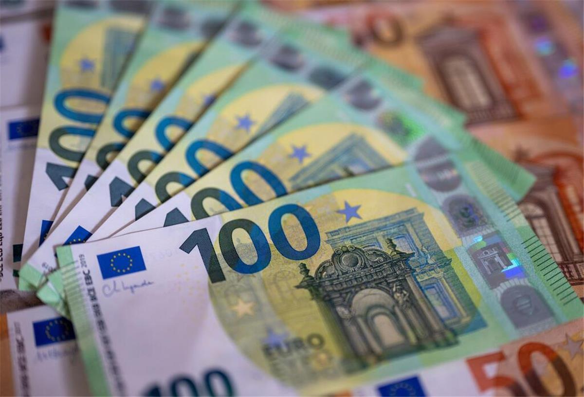 Auf über 900 Euro im Monat: Finanzielle Hilfe für bestimmte Gruppe gestiegen Geldscheine mit dem Wert von 100 und 50 Euro liegen auf einem Tisch.