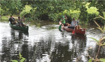 Die Boote sind an der Einstiegsstelle Godenstedt zu Wasser gelassen worden, und das vierstündige Naturerlebnis beginnt für diese Touristen aus dem Cuxland auf dem rund 20 Kilometer langen Flussabschnitt der Oste bis nach Ober Ochtenhausen.