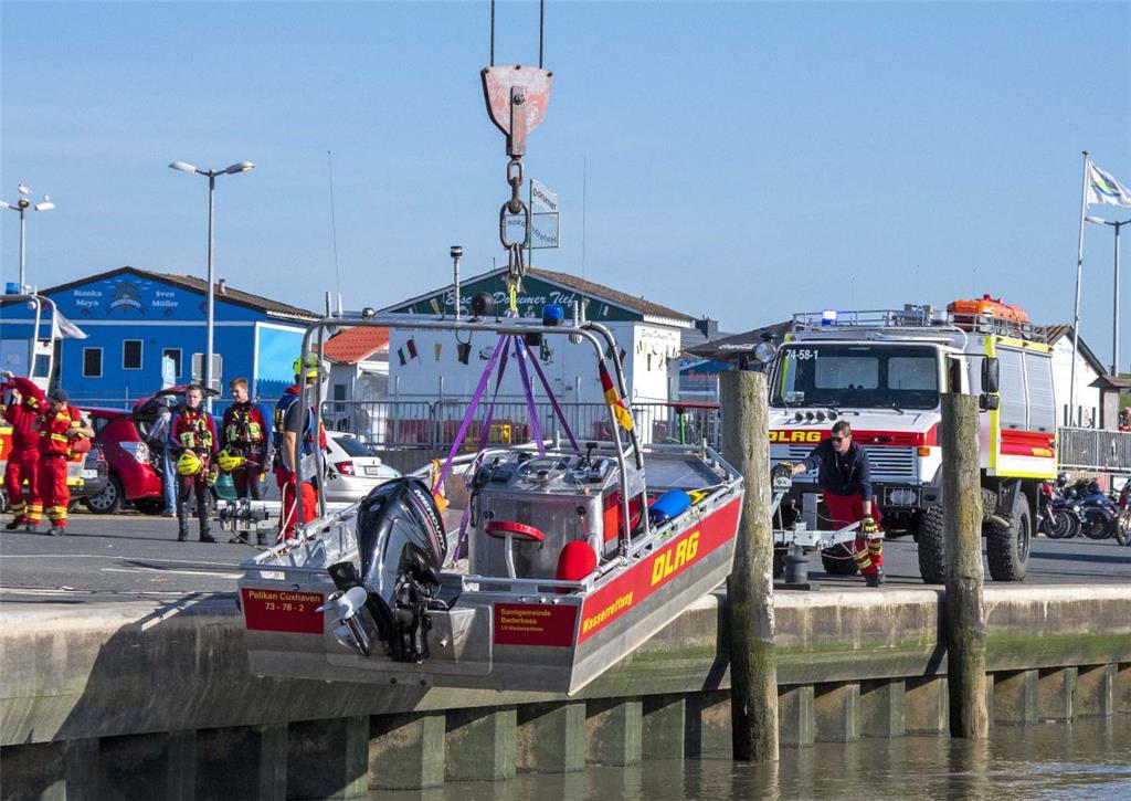 Die Boote werden von den Trailern zu Wasser gelassen. Foto: Ulich